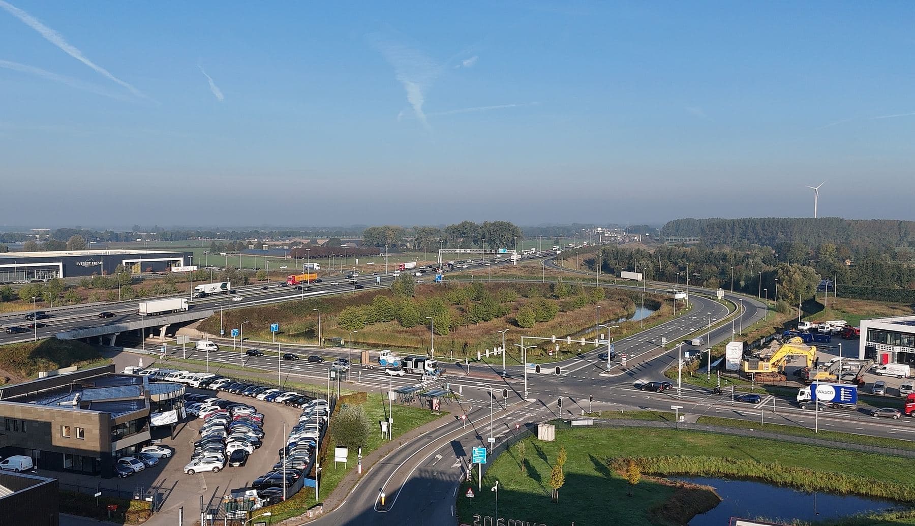 Luchtfoto van de snelwegaansluiting bij Opbergoord met de snelweg en de toeleidende wegen